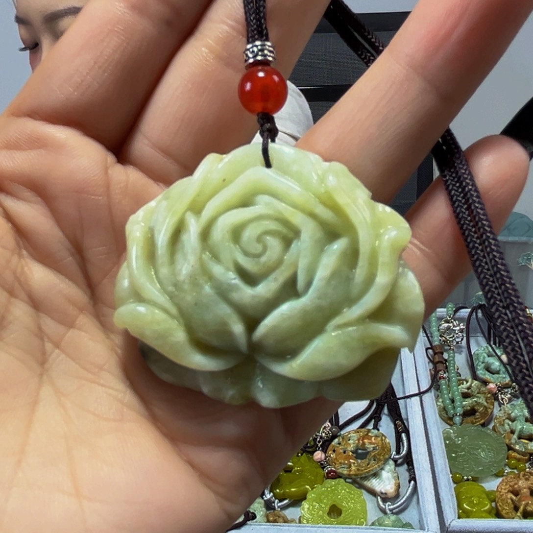 蛇纹石玉未镶嵌颈饰