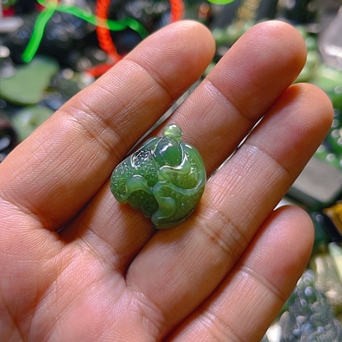 蛇纹石玉颈饰未镶嵌