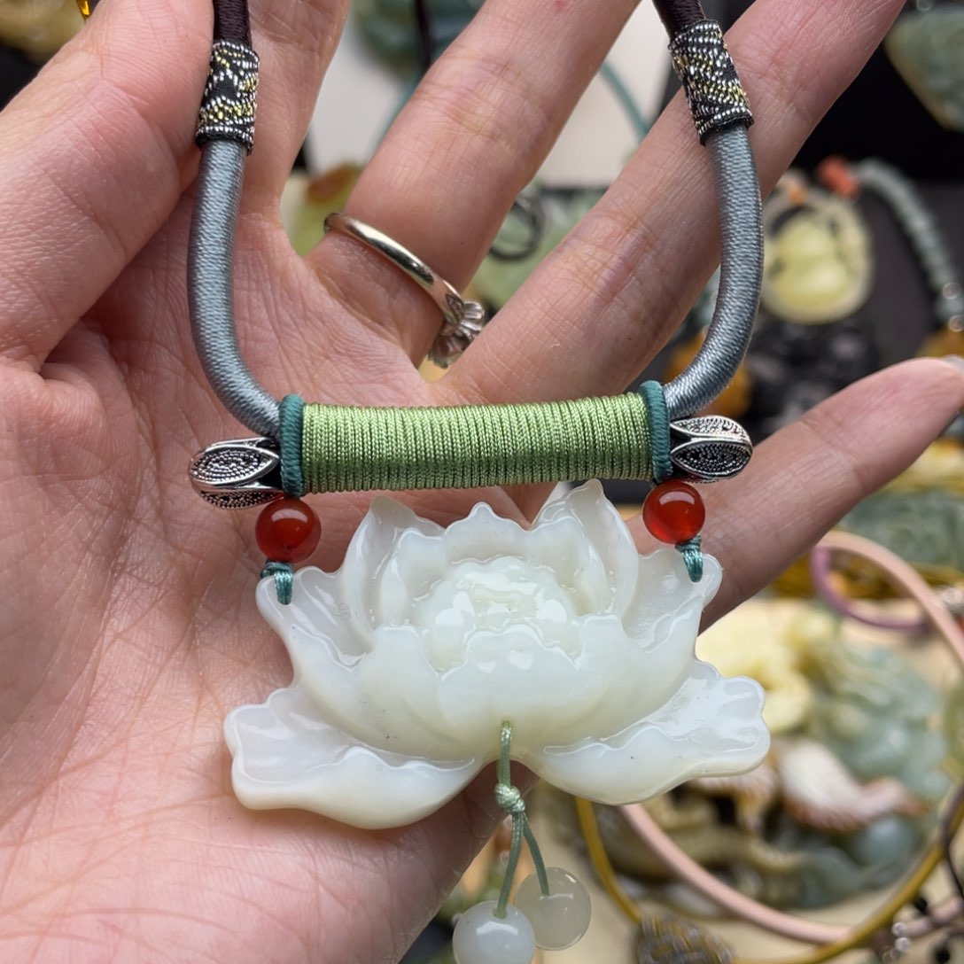 蛇纹石玉颈饰未镶嵌