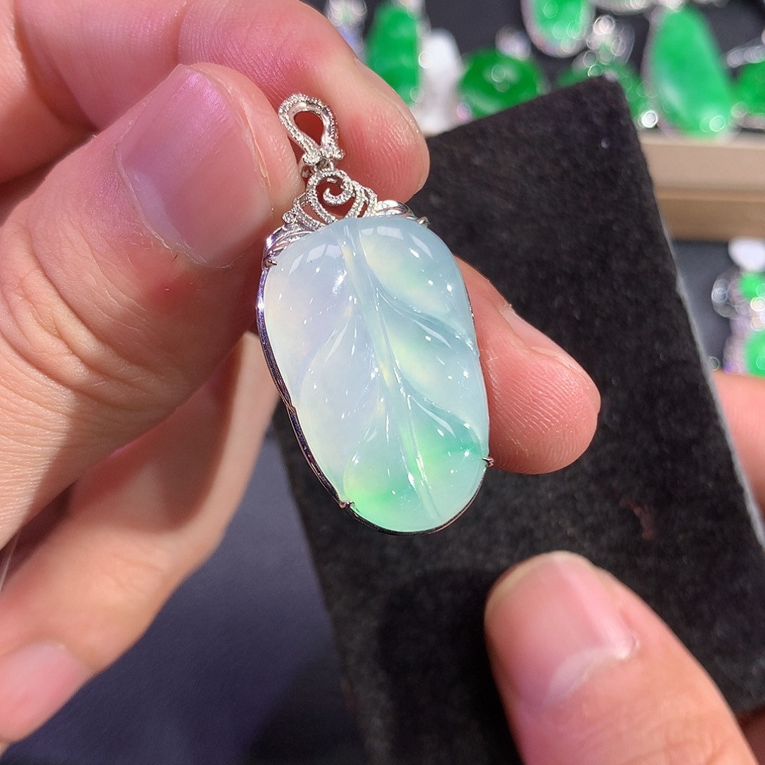 翡翠吊坠(赠链)18K金镶嵌