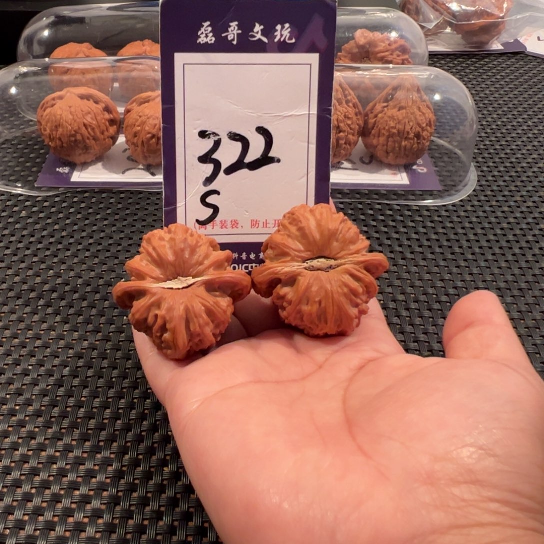 鸿***晓把件文玩核桃322号白狮子