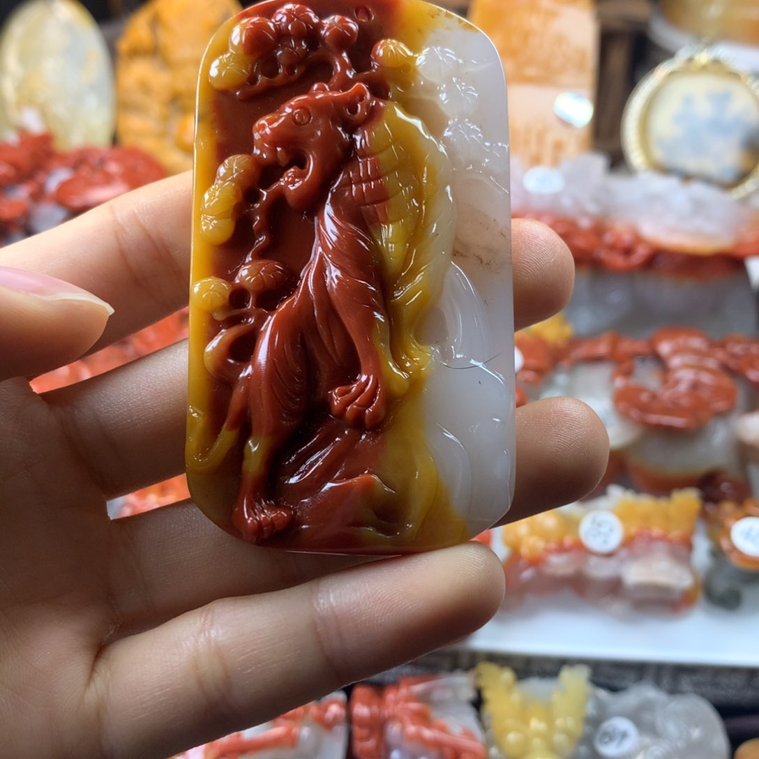 石英质玉（黄龙玉）挂件合金