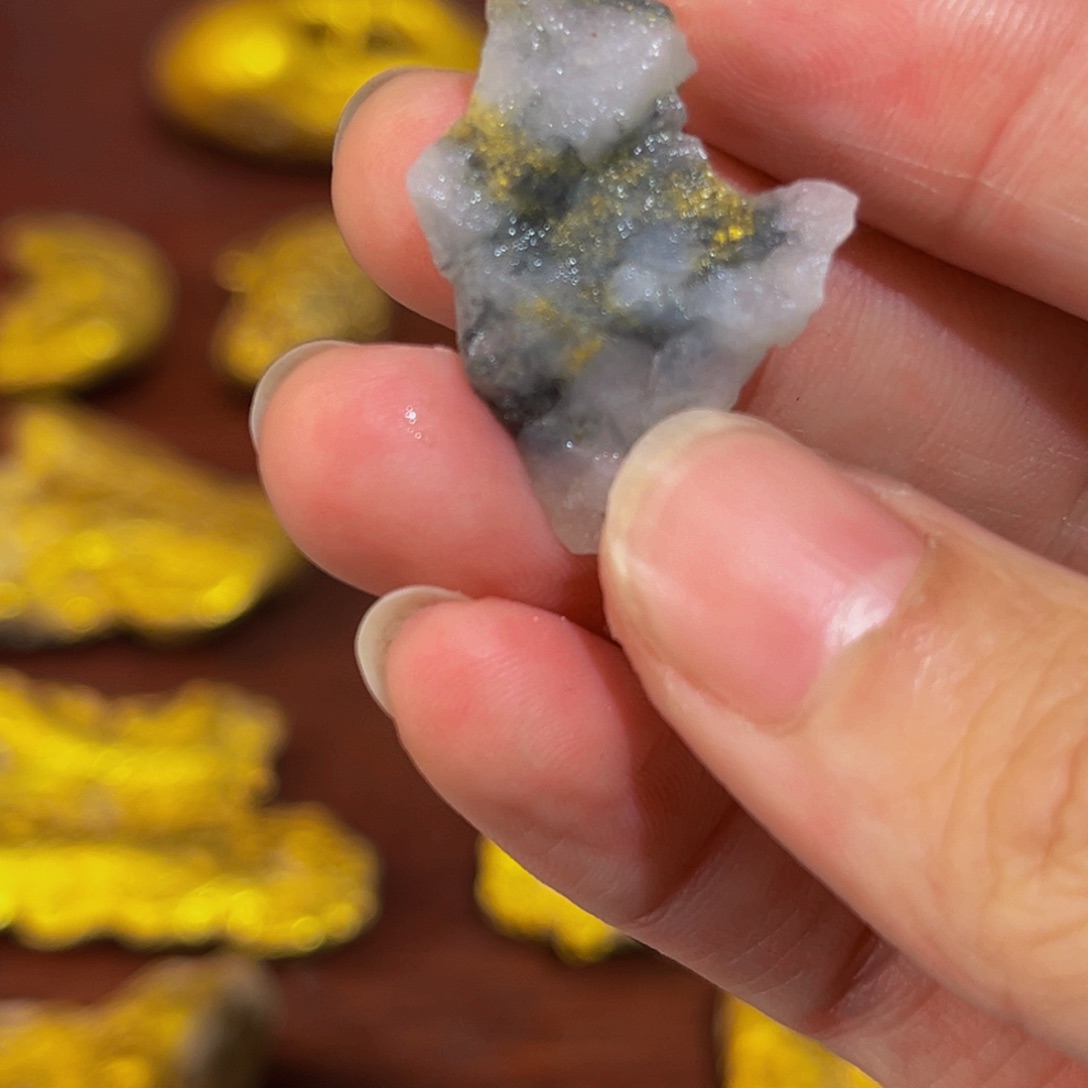 石材明金矿石约3克