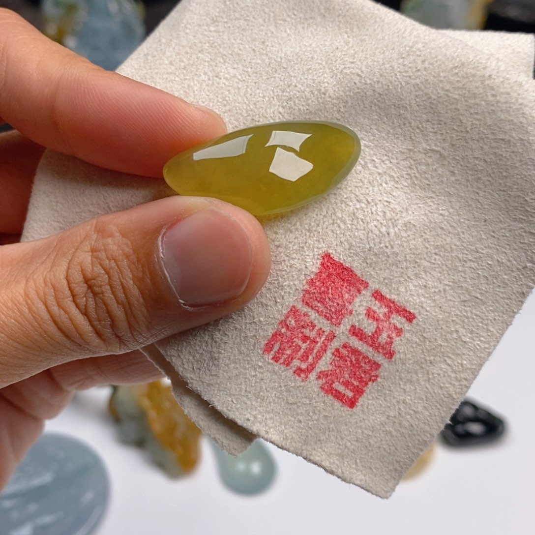翡翠颈饰未镶嵌黄翡随型