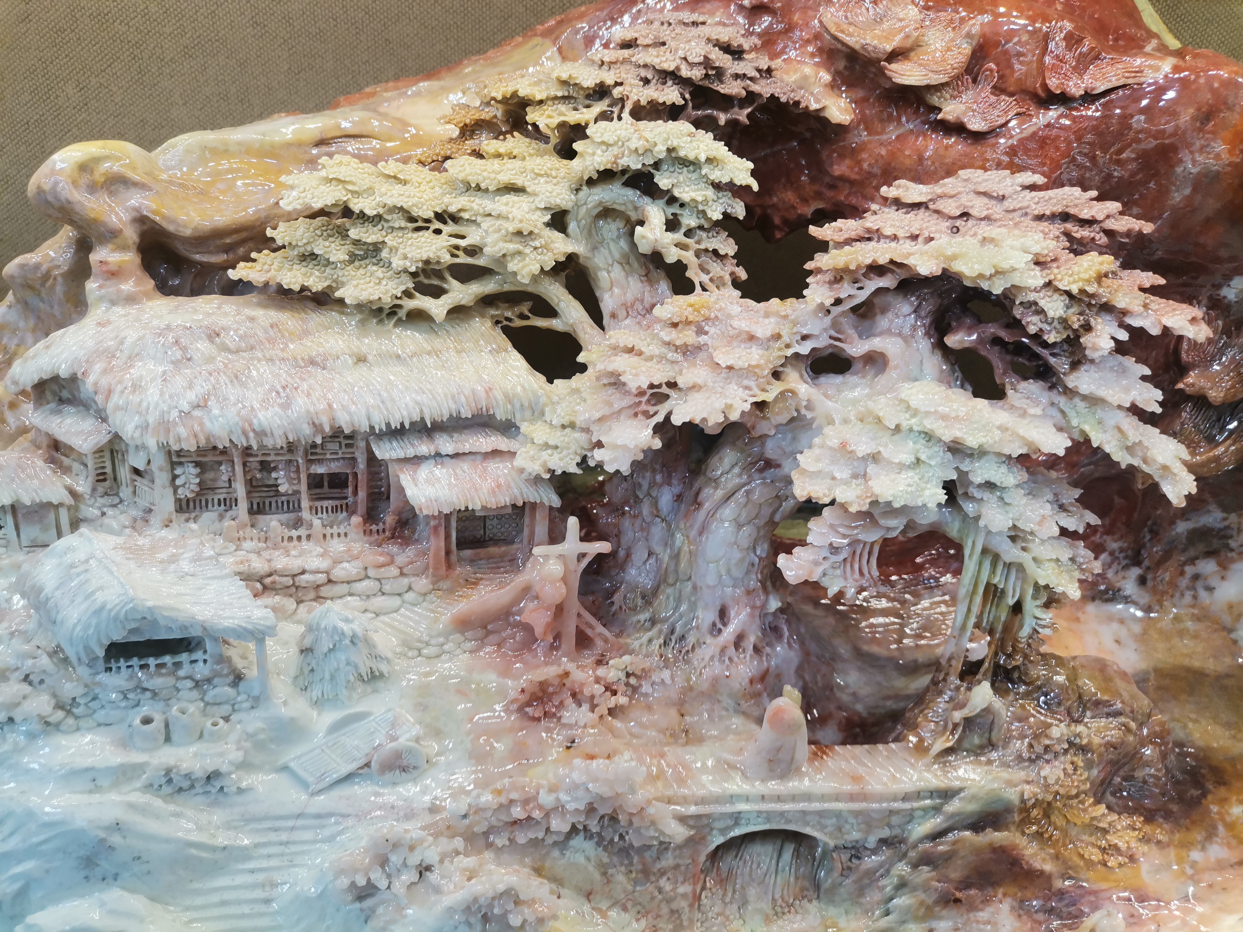 天然石材，辽阳红料子手工雕刻山水摆件幸福家园礼品首选家居摆件。