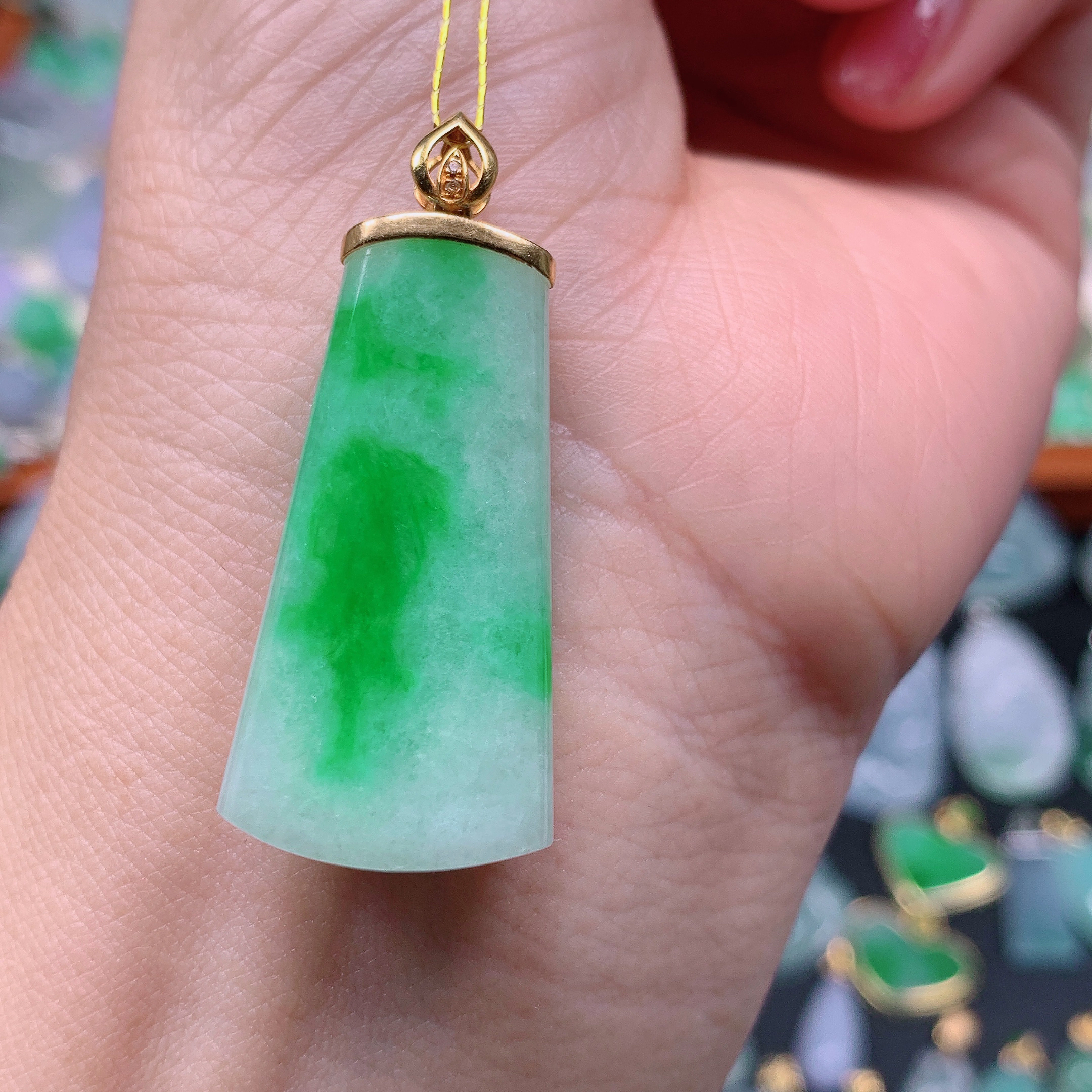 缅甸天然A货翡翠，飘绿无事牌 编号9/1225尺32.7-17.2-7.2