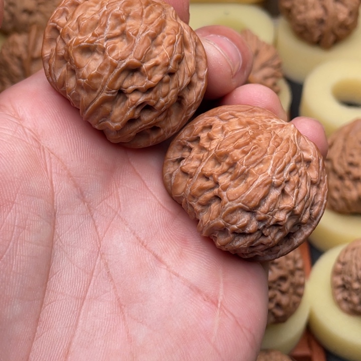 尧***！文玩核桃把件42左右山地红皮磨盘