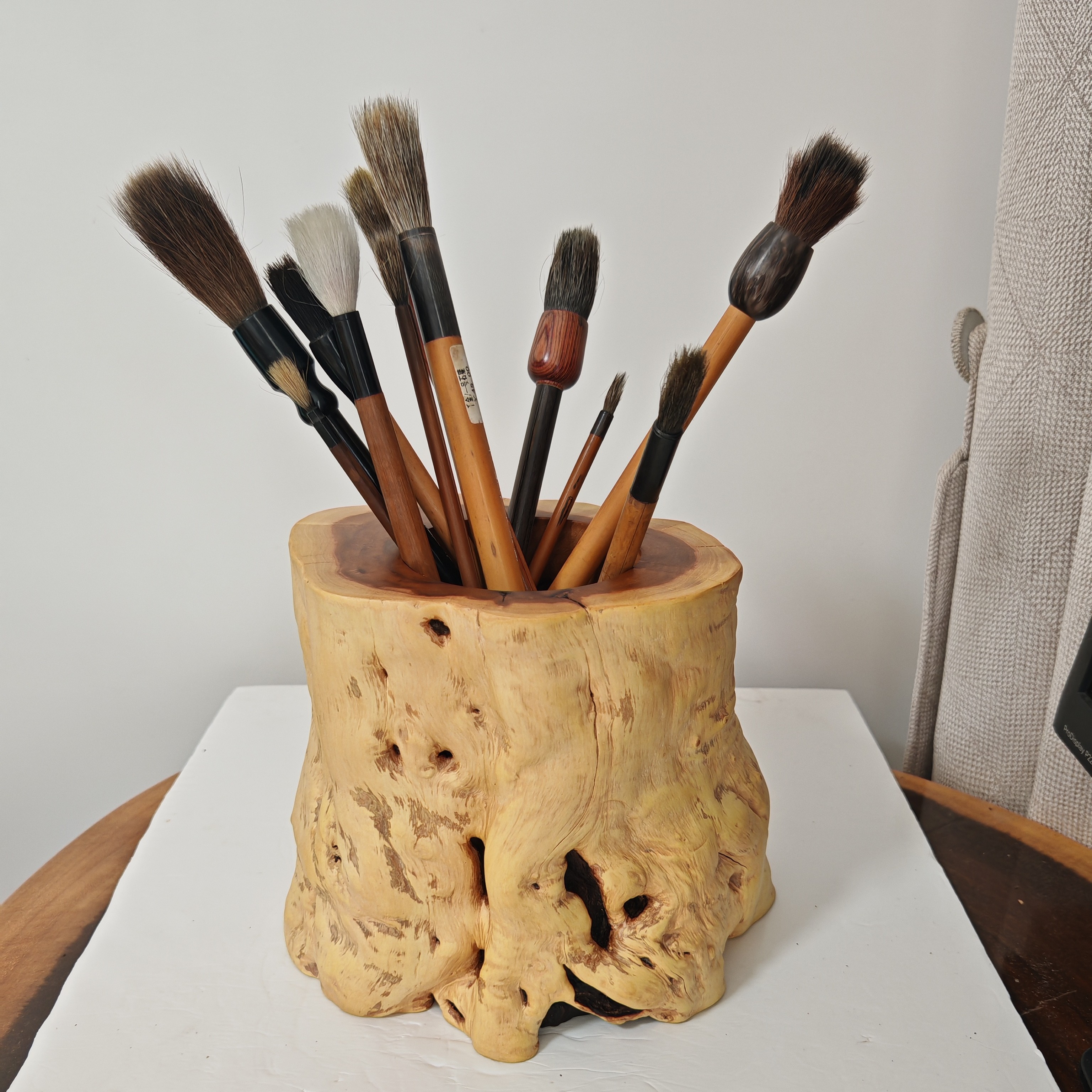 枣木笔筒,天然随型,造型精美,纹理独特。