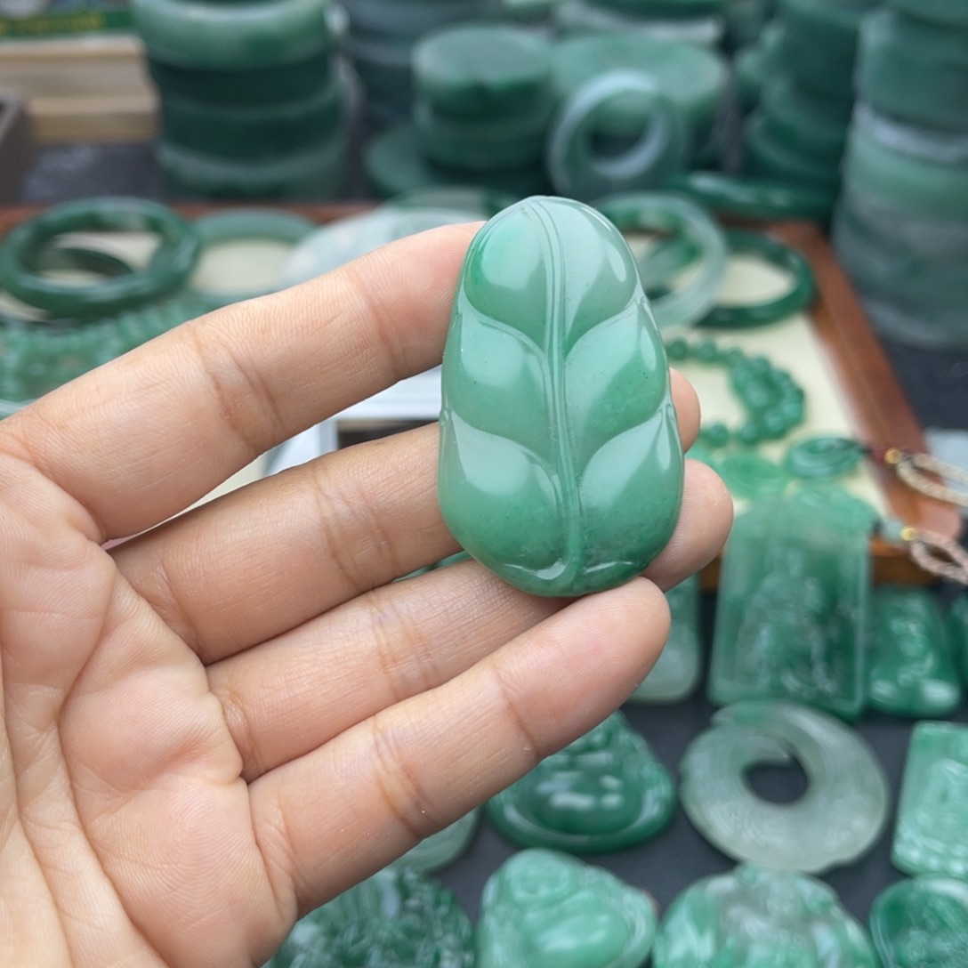 石英质玉未镶嵌颈饰