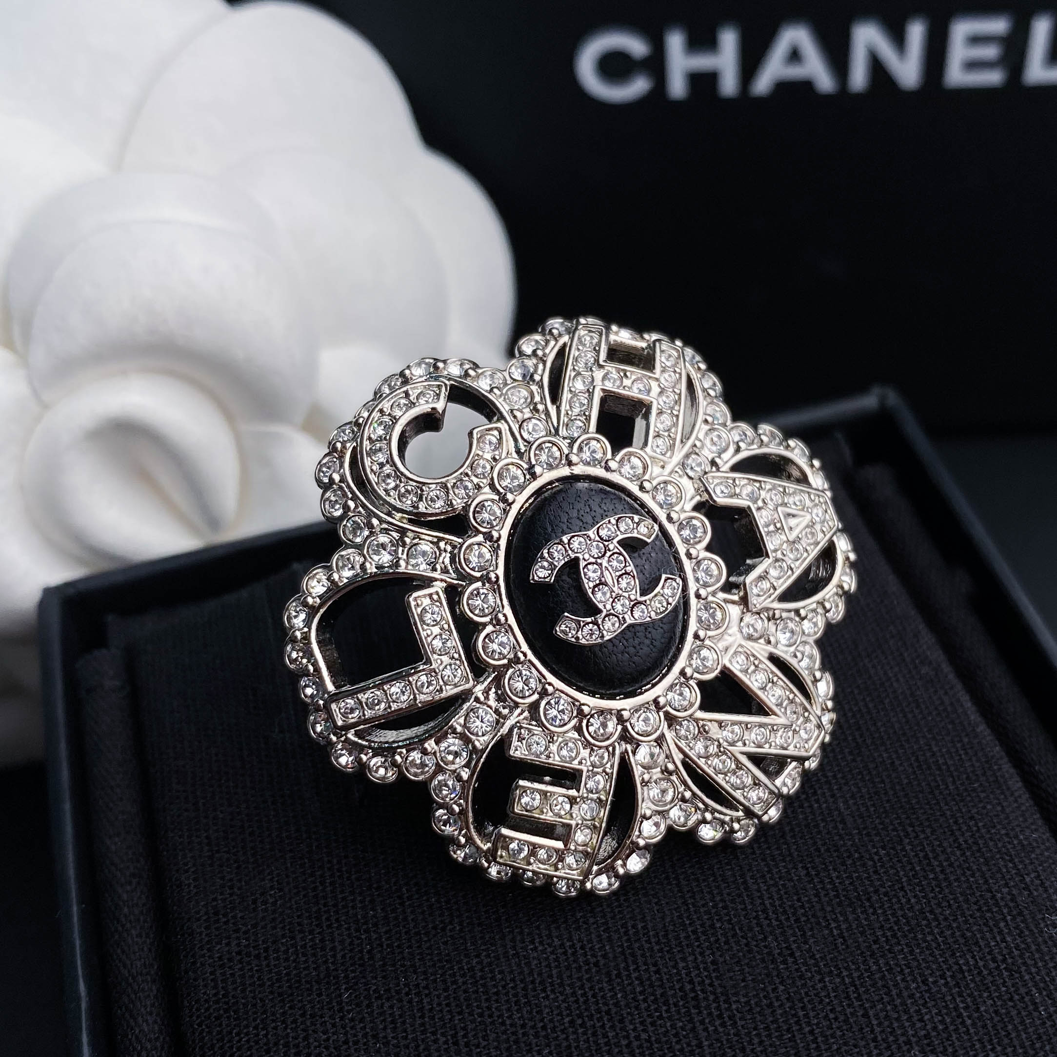 全新未使用 Chanel/香奈儿 经典双C 花朵字母镶钻皮质胸针S4422