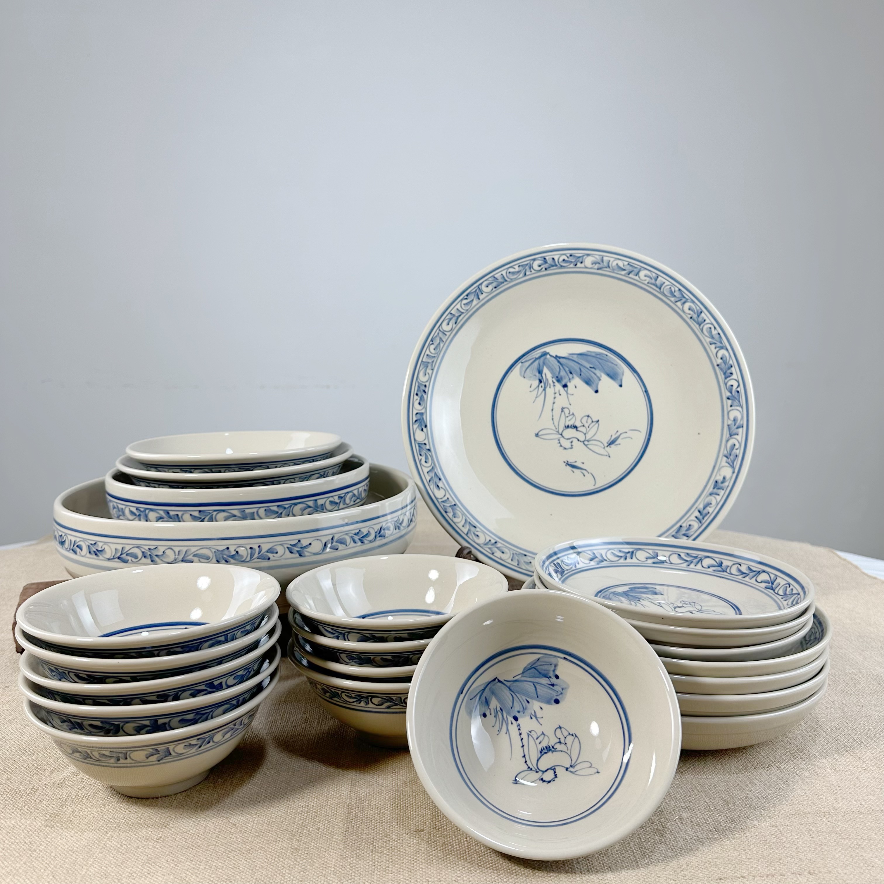 经典非遗传承起源于汉代手绘缠枝纹手工高温釉下彩青花瓷餐具复古