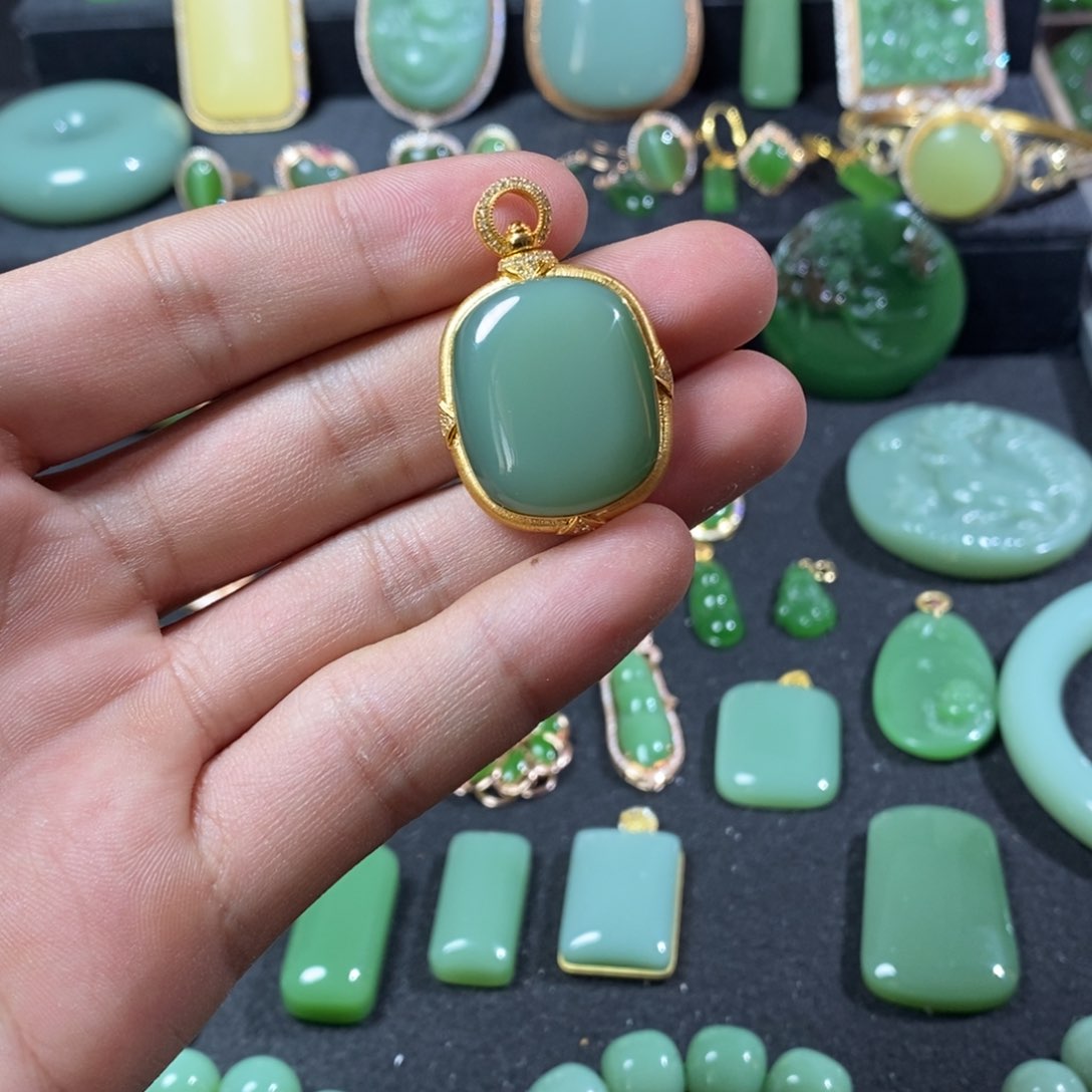 颈饰18K金镶嵌和田玉（碧玉）