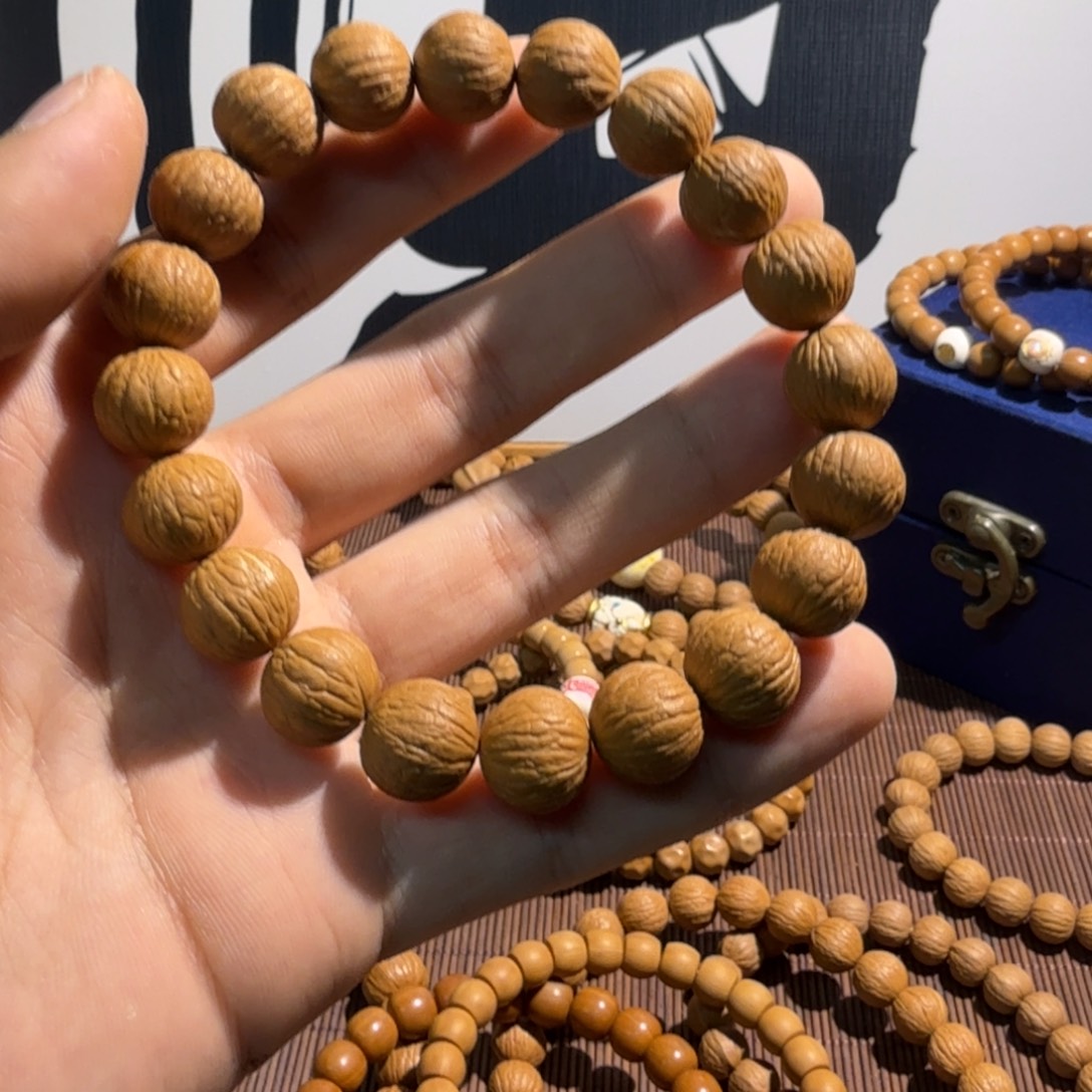 刘****猴头核桃吊坠凤羽