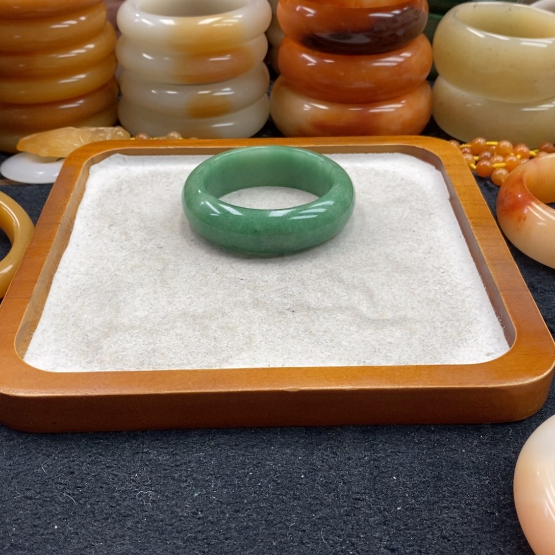 猪****石英岩玉未镶嵌手镯（圆镯）