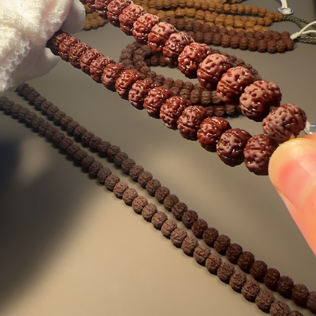 颖***金刚菩提吊坠顶级勿里达老树王手持