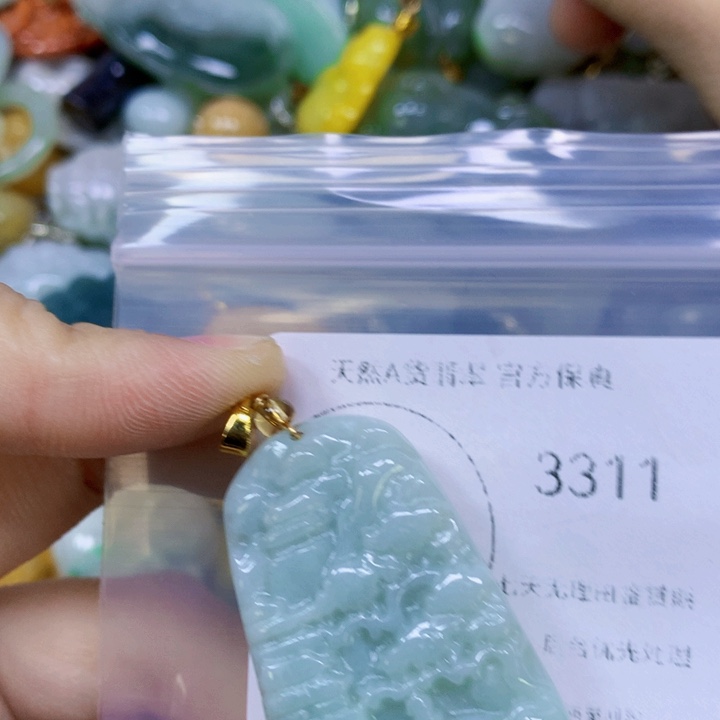 翡翠吊坠(赠链)未镶嵌翡翠