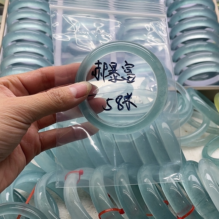 郝***富石英质玉未镶嵌手镯