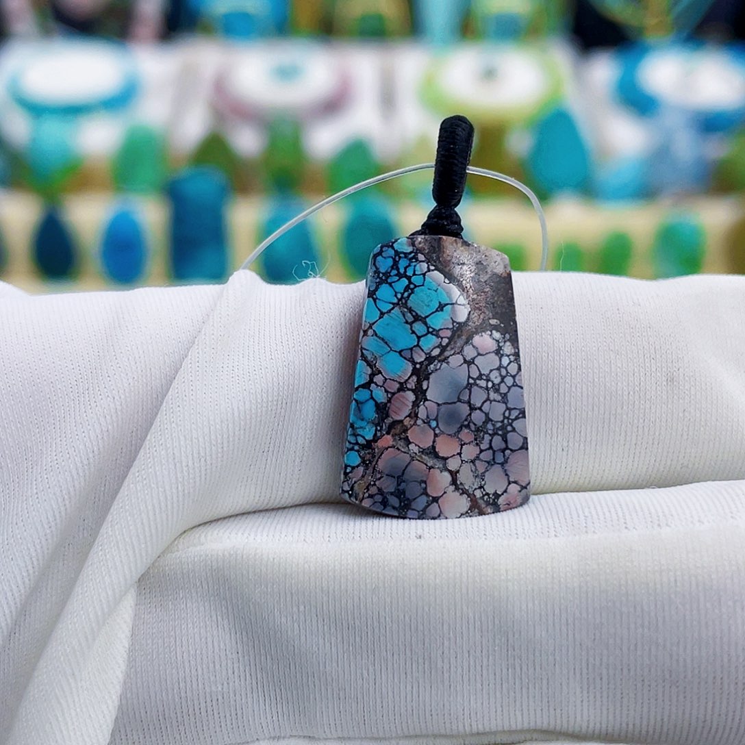 绿松石未镶嵌颈饰