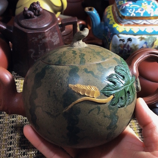 紫砂茶壶原矿泥料手工制作的紫砂壶。