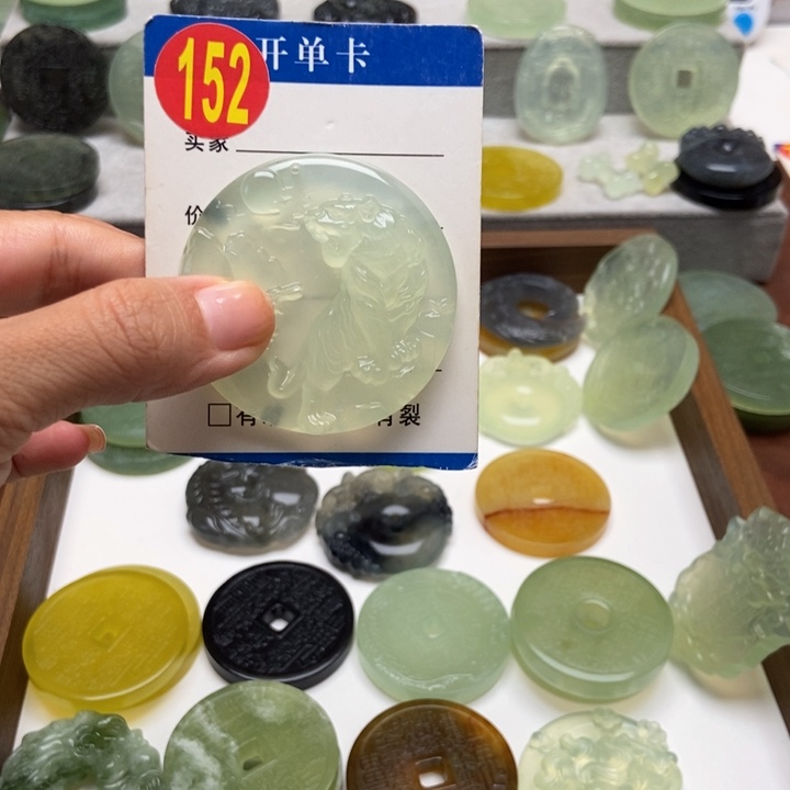 未镶嵌蛇纹石玉颈饰水**?