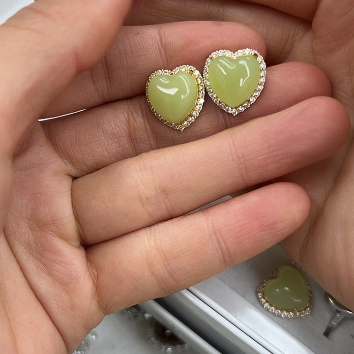 辣***辣和田玉银S925镶嵌耳饰