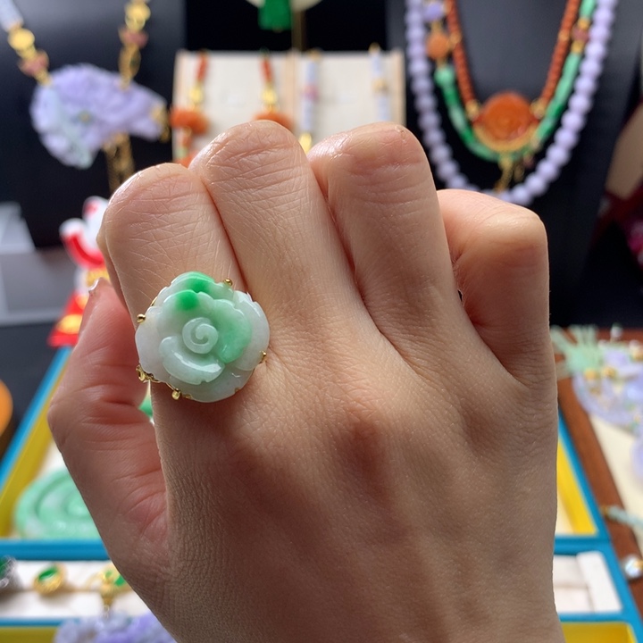 翡翠戒指未镶嵌翡翠花戒指