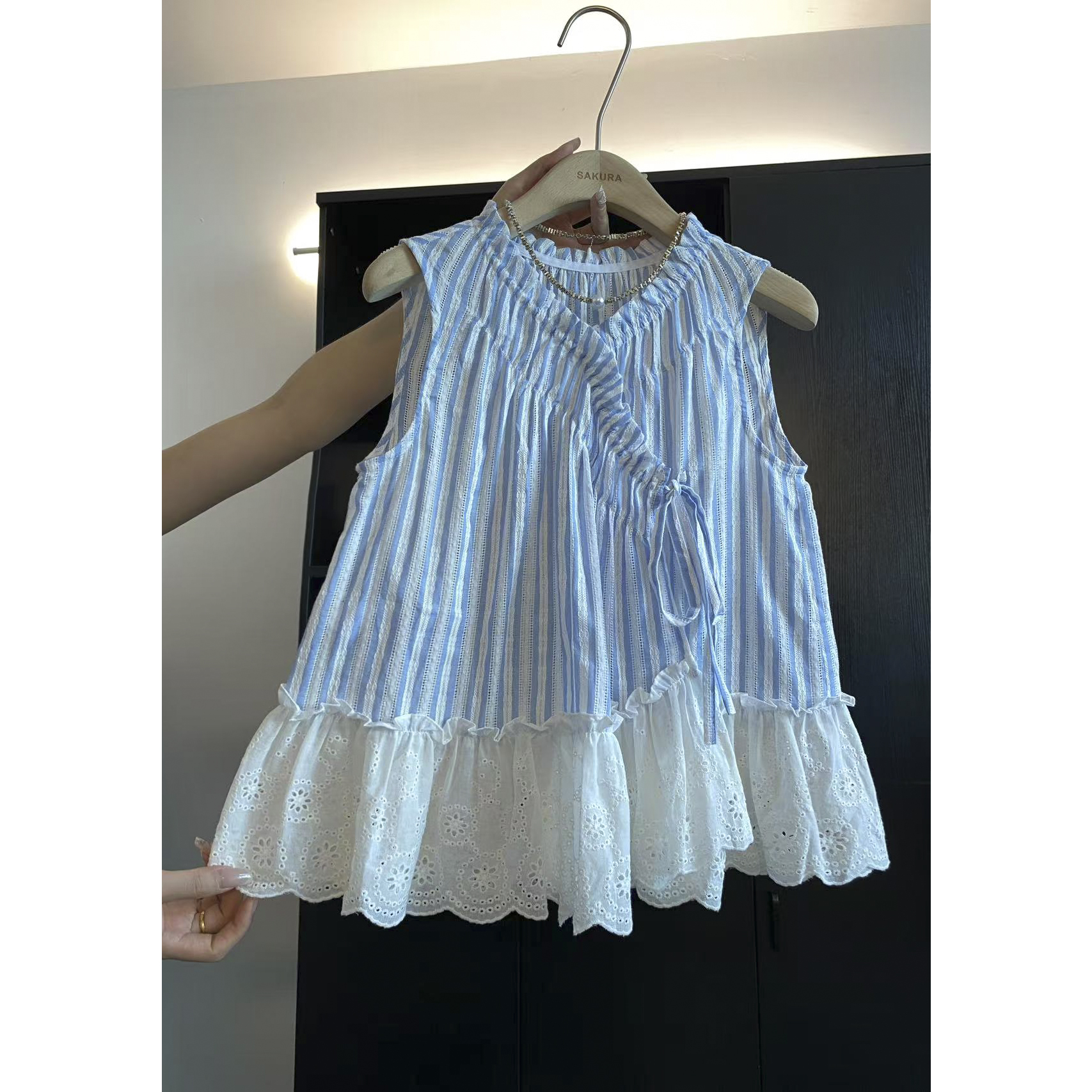 璎婲sᴀᴋᴜʀᴀ【舒逸浅蓝】媛韩版V领抽褶拼接蕾丝条纹甜美无袖衬衫