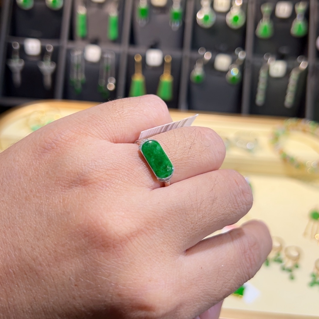 颈饰18K金镶嵌翡翠戒指