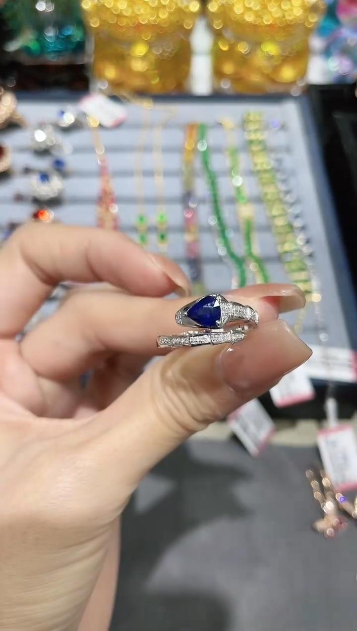 18K金镶嵌蓝宝石戒指 蛇款