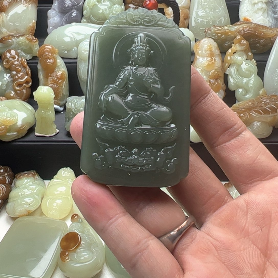 和田玉颈饰未镶嵌何**戀