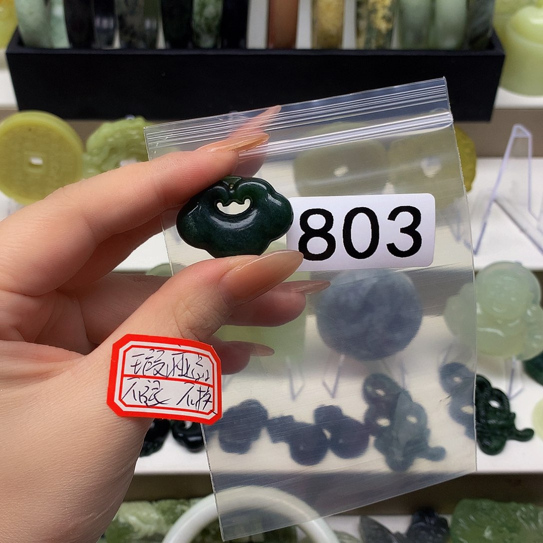 蛇纹石玉颈饰未镶嵌