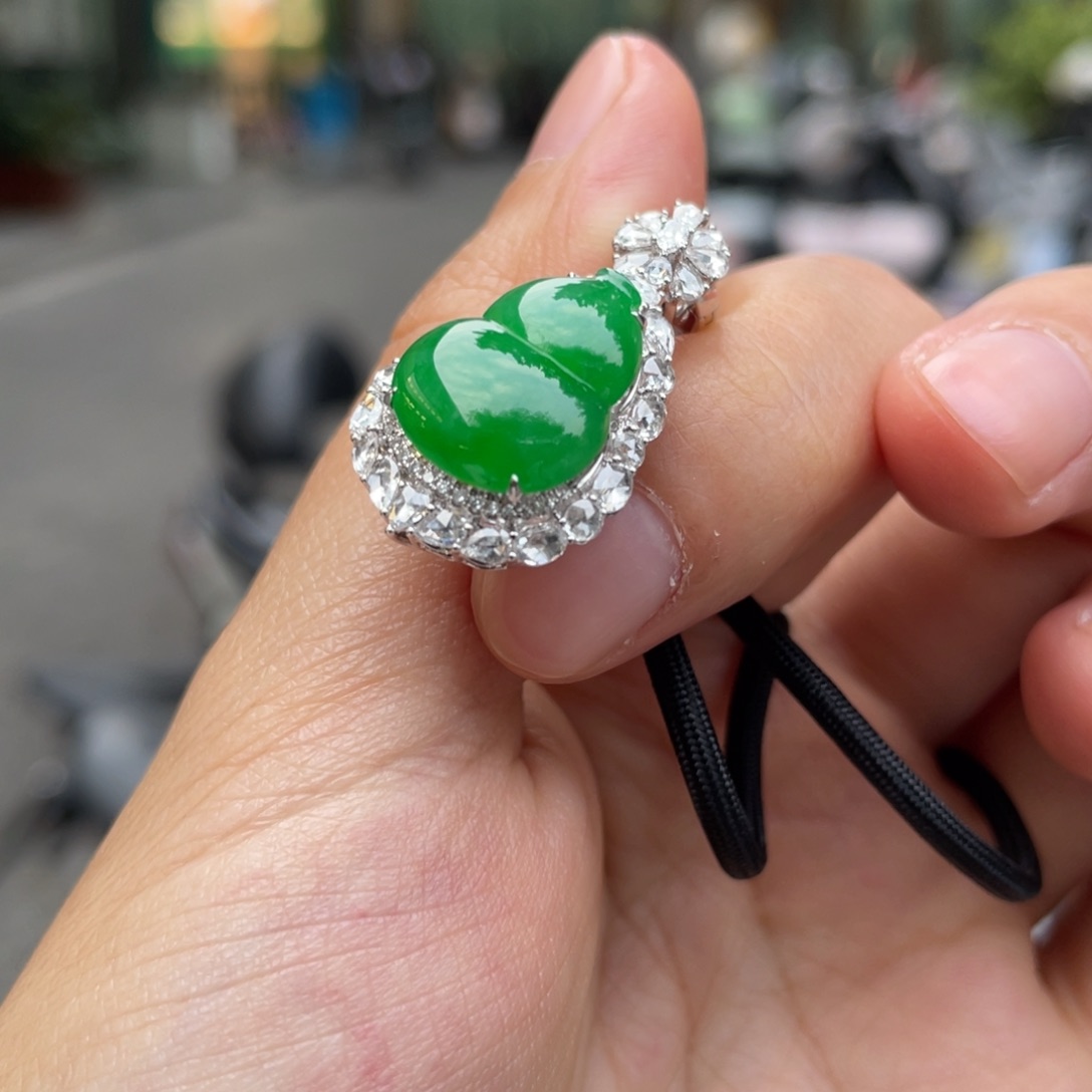 翡翠18K金镶嵌颈饰辣绿色葫芦