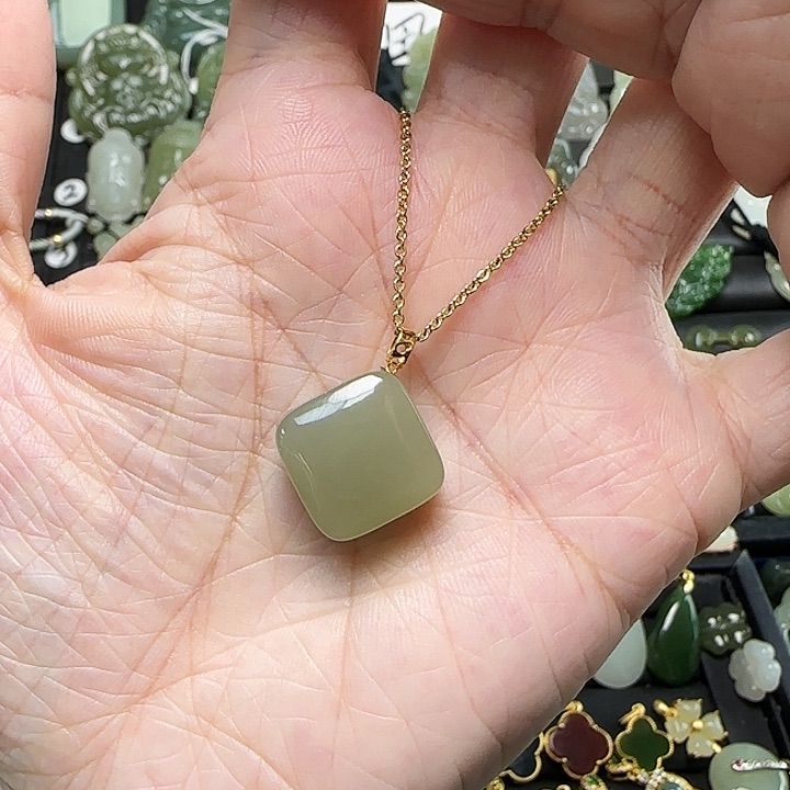 颈饰18K金镶嵌和田玉抓**忆