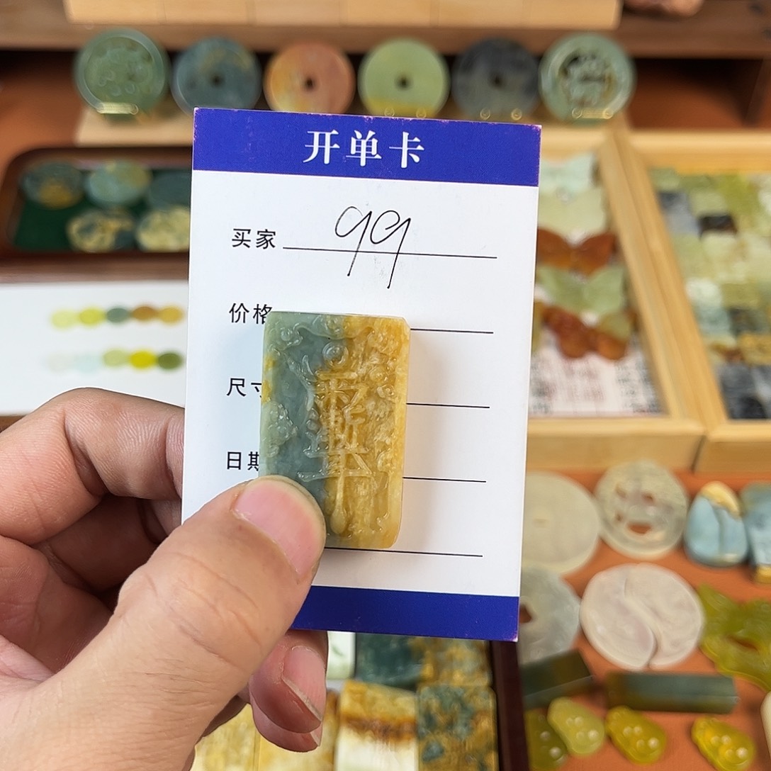 梦***溪蛇纹石玉未镶嵌颈饰