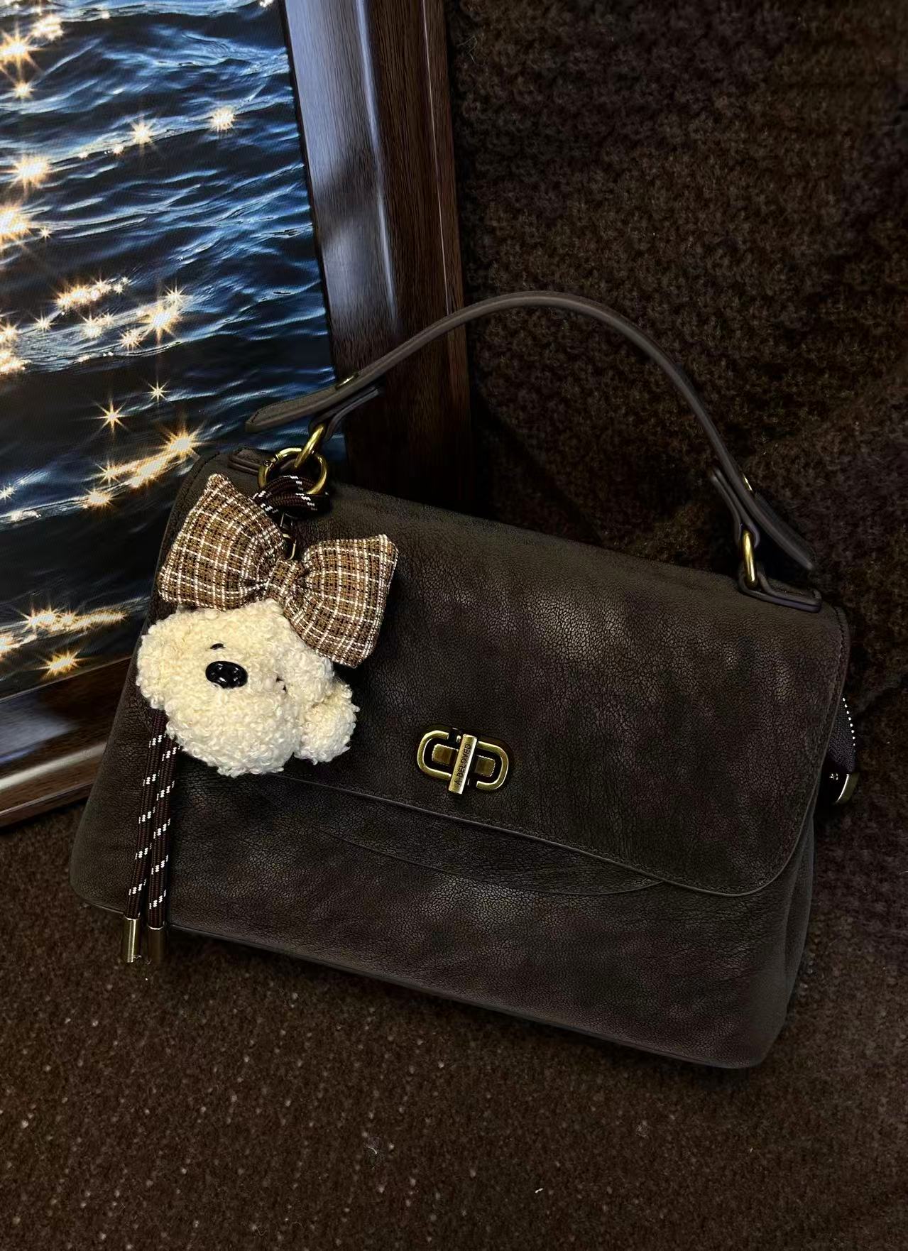 【T.T】冬季新款复古珠光擦色邮差包小众百搭单肩斜挎女包85066