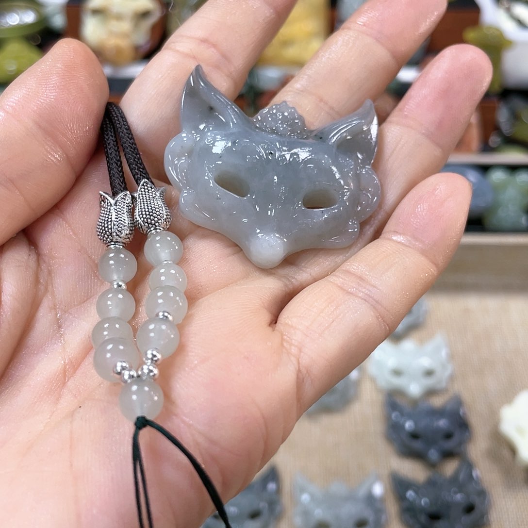 蛇纹石玉颈饰未镶嵌元*