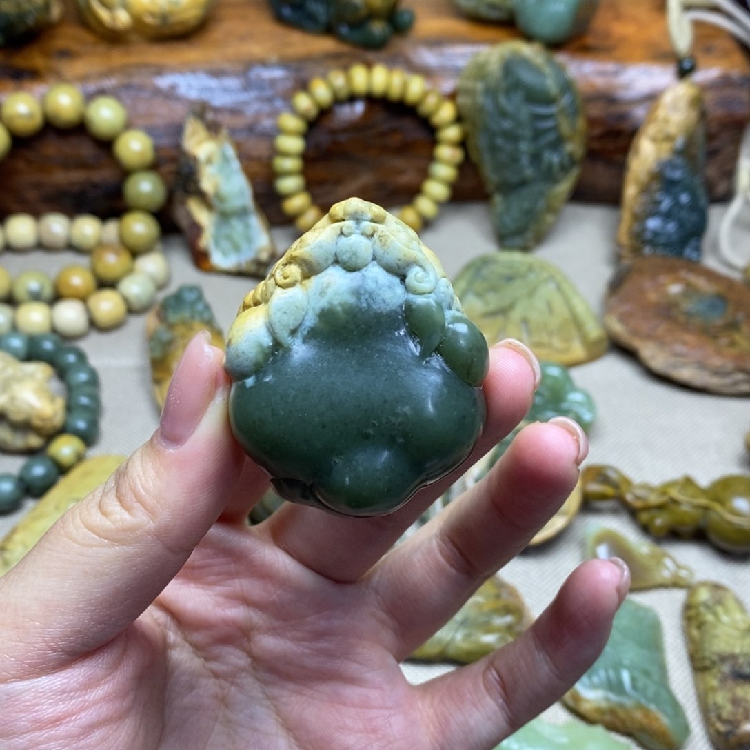 未镶嵌岫岩河磨玉（透闪石质玉）把件大*