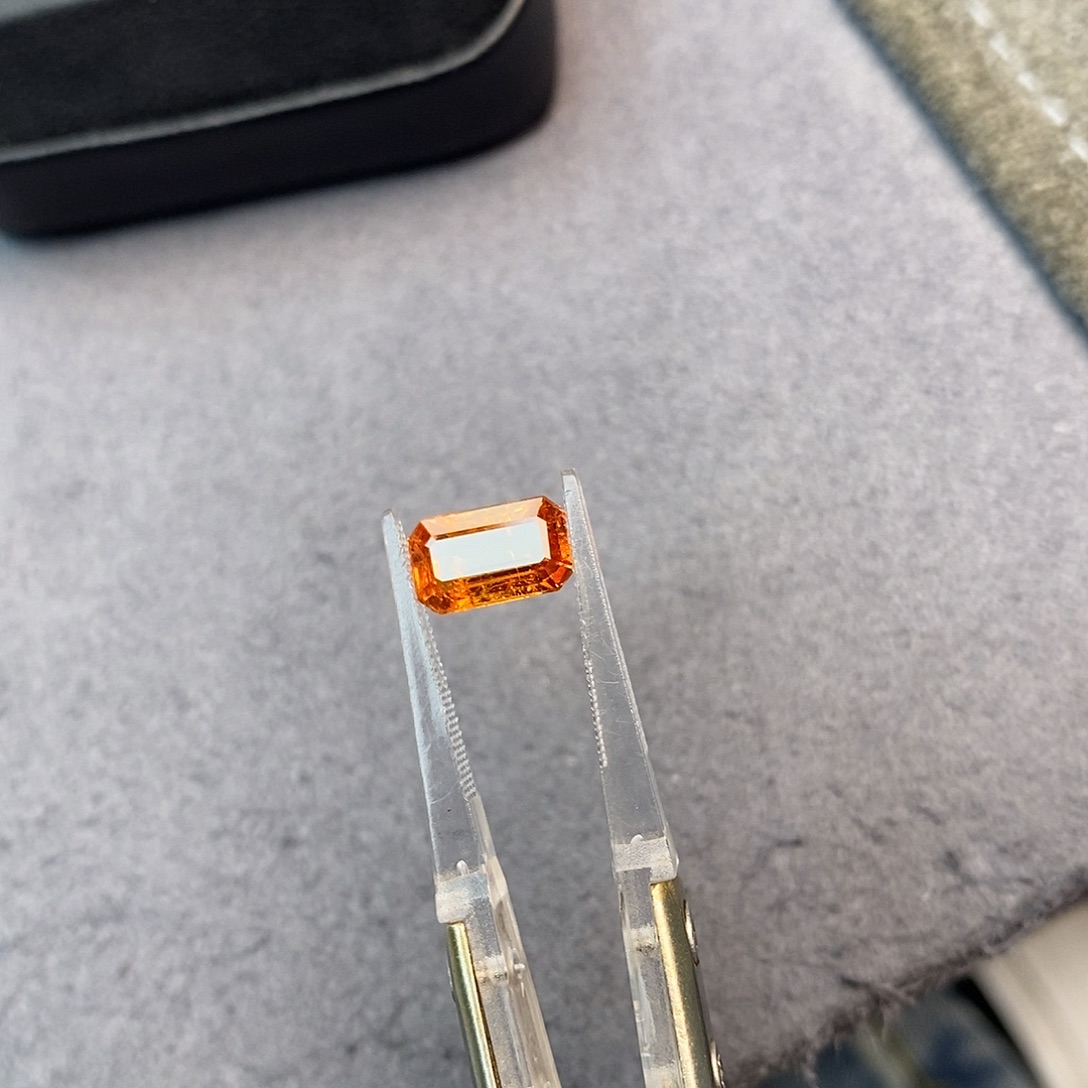 未镶嵌石榴石（芬达石）珠宝半成品2.95ct 