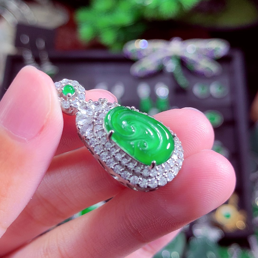 颈饰未镶嵌翡翠天然