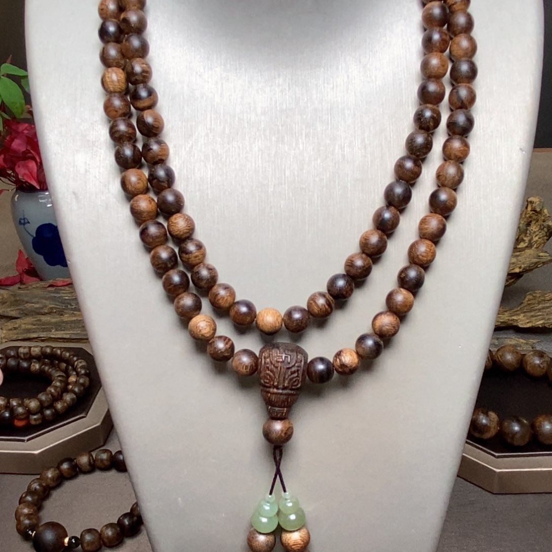 沉香手串富森红土瘤疤06×108➕三通沉香木雕