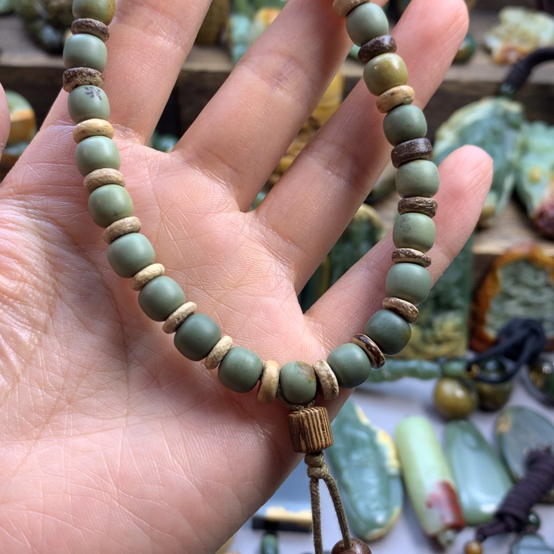 未镶嵌岫岩河磨玉（透闪石质玉）珠宝奇石三*