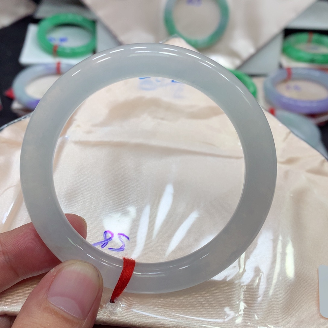 芸***叶翡翠手镯（圆镯）未镶嵌翡翠