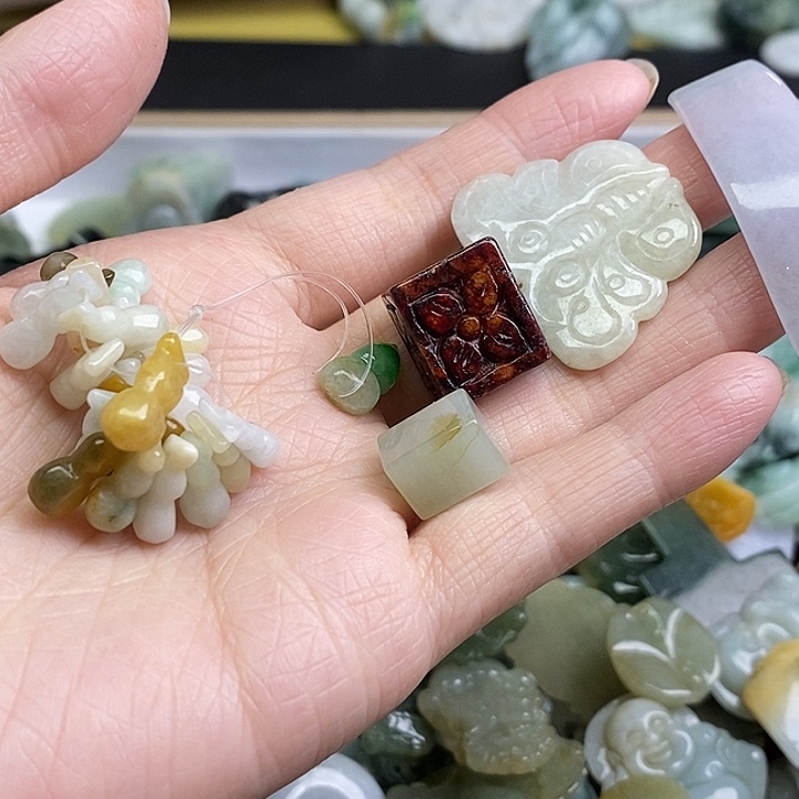 塞***水翡翠未镶嵌颈饰天然翡翠