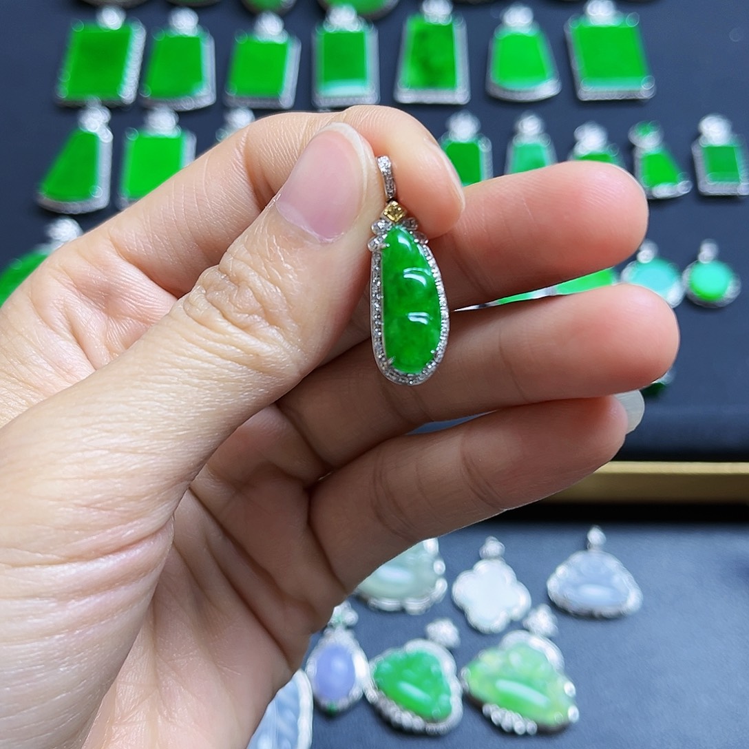 翡翠18K金镶嵌颈饰