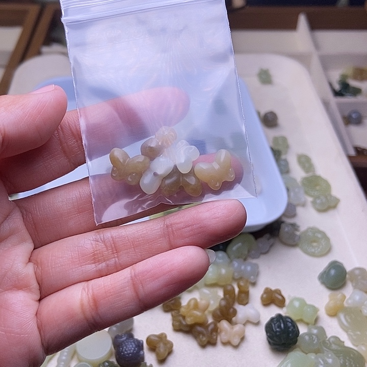 妙***.和田玉未镶嵌颈饰