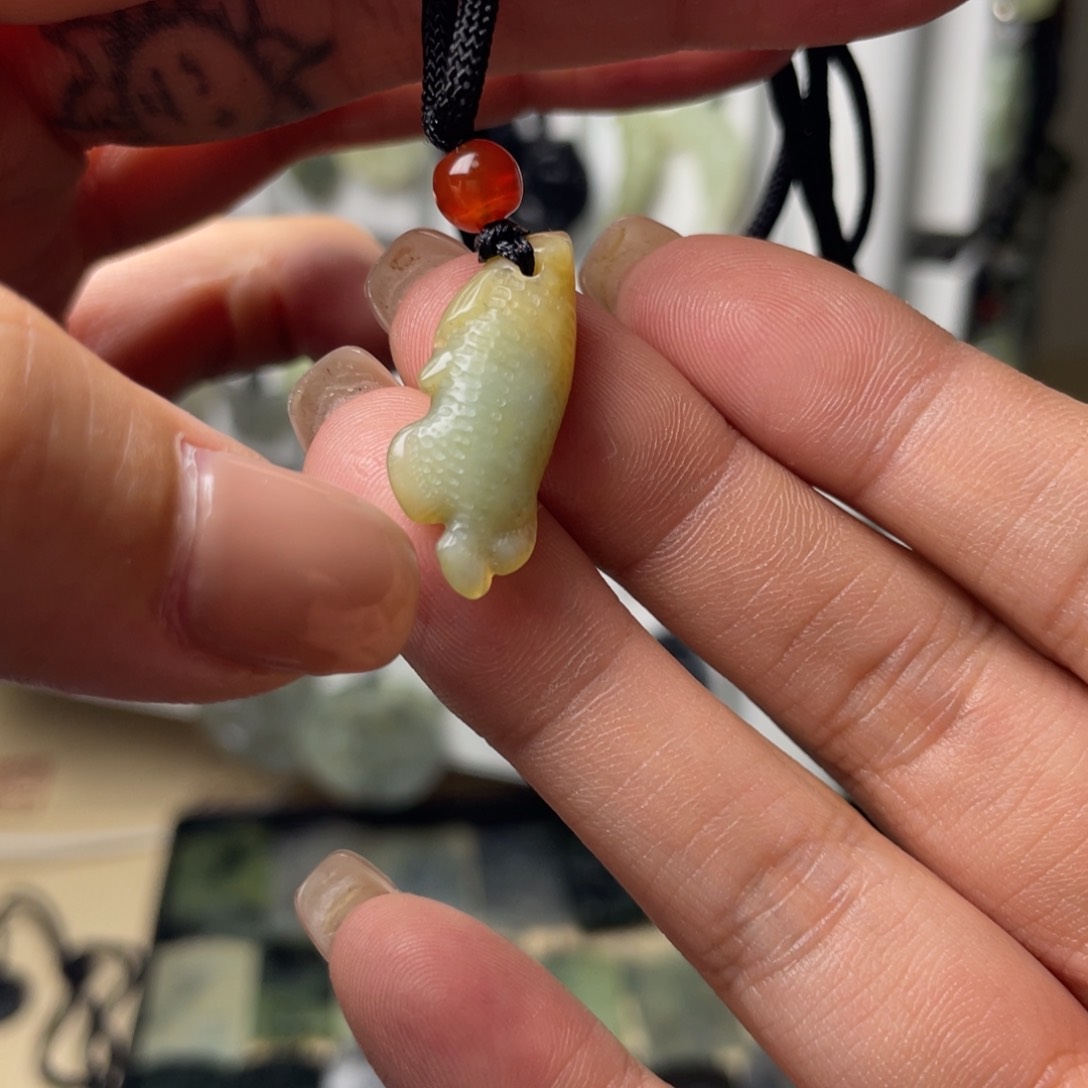 岫玉未镶嵌颈饰金龙鱼