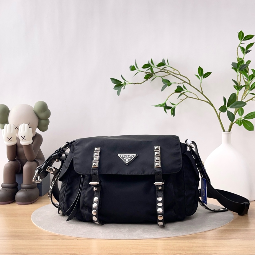 95新 Prada/普拉达 黑色尼龙三角徽标铆钉邮差包/单肩包/2037