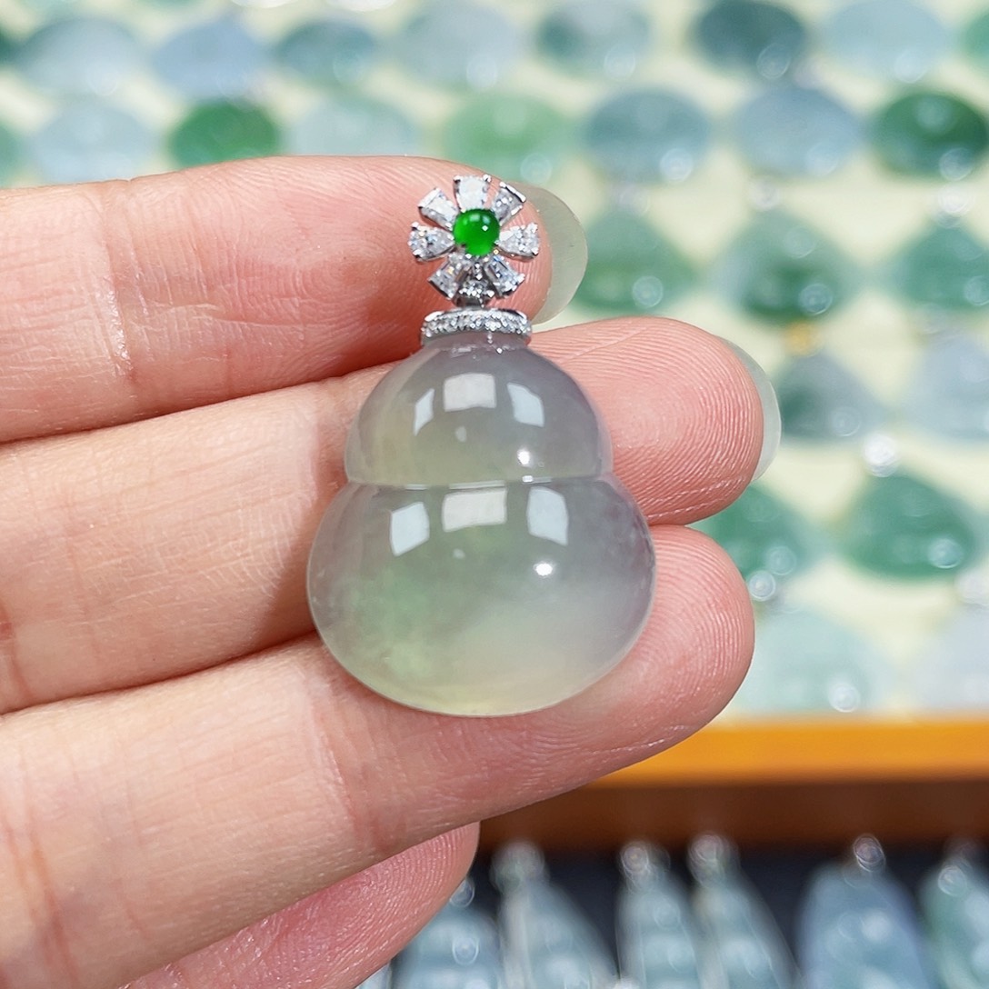 翡翠颈饰18K金镶嵌吊坠