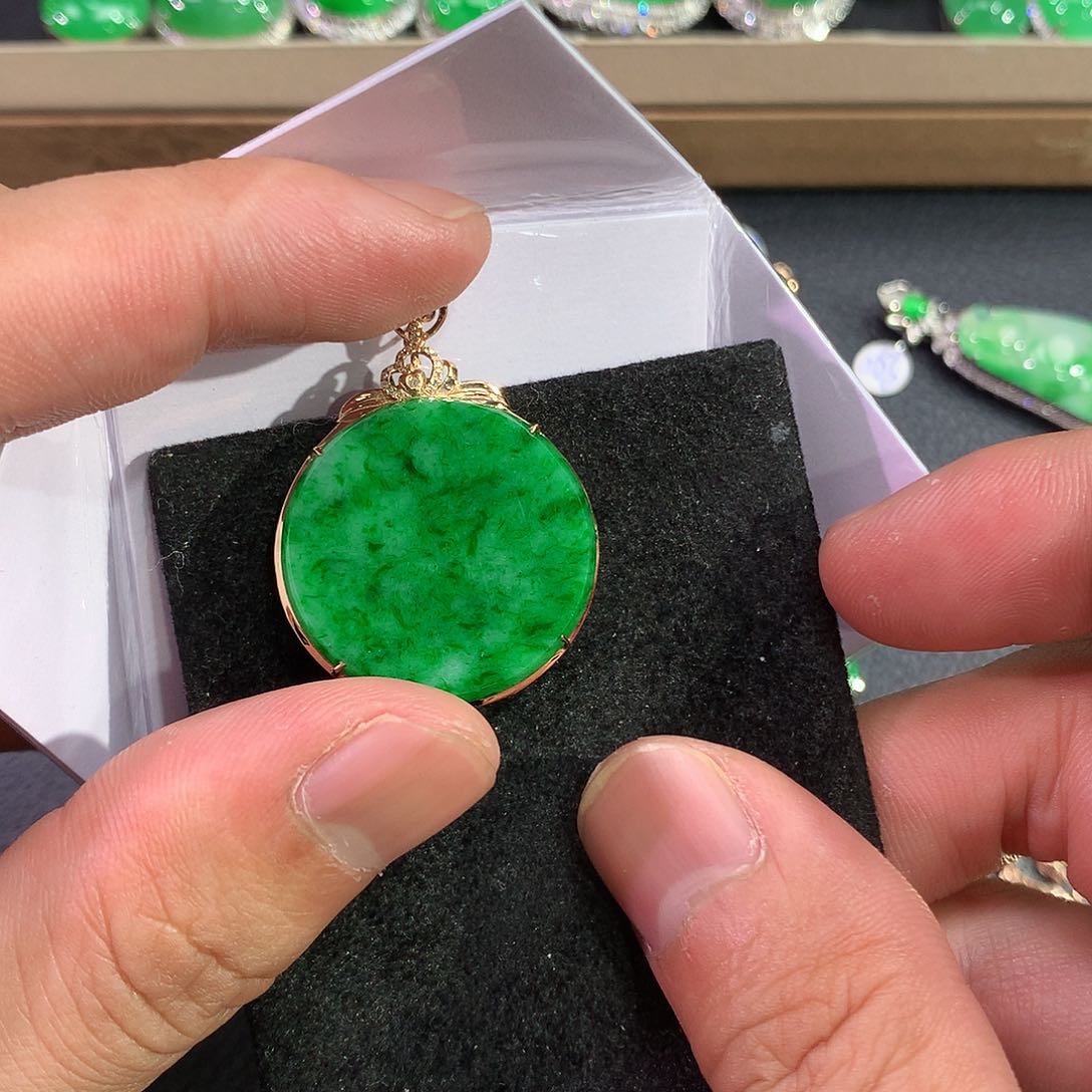 翡翠吊坠(赠链)18K金镶嵌