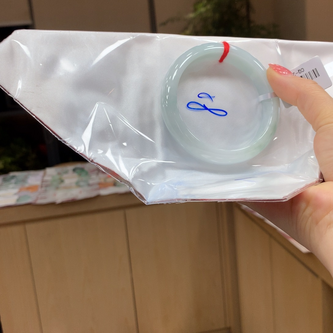 翡翠手镯未镶嵌不退不换